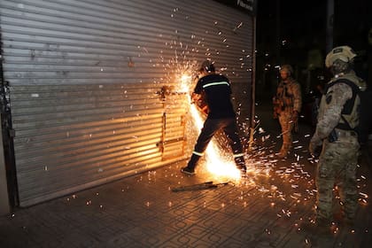 Operativo para desalojar manteros a raíz de denuncias por mercadería ilegal y en mal estado.