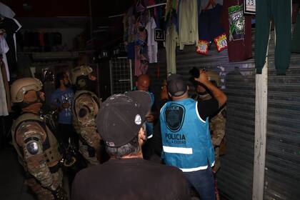 Operativo para desalojar manteros a raíz de denuncias por mercadería ilegal