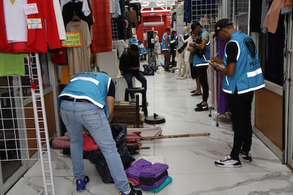 Operativo para desalojar manteros a raíz de denuncias por mercadería ilegal y en mal estado.