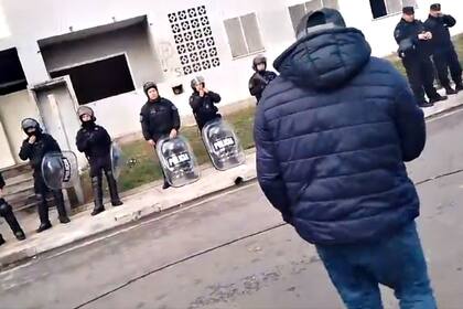 Operativo policial en Lugano para desalojar a varias familias de un complejo habitacional