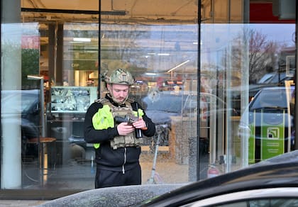 Operativo policial frente al supermercado