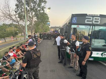 Operativo policial tras un enfrentamiento entre barras