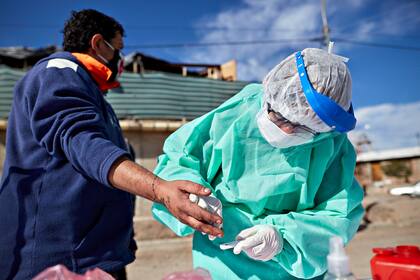 Operativo sanitario entre el municipio de Godoy Cruz y el Gobierno de Mendoza en el barrio Sol y Sierra, de Godoy Cruz