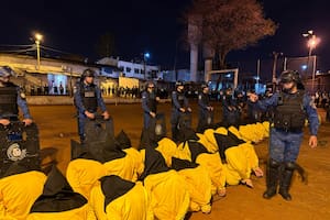 El megaoperativo al estilo Bukele con el que Paraguay trasladó a más de 500 reclusos a una cárcel de máxima seguridad