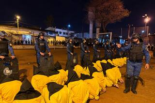 El megaoperativo al estilo Bukele con el que Paraguay trasladó a más de 500 reclusos a una cárcel de máxima seguridad