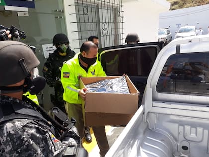 Operativo y decomisos del hospital del Los Ceibos en Guayaquil, Ecuador, por presunta corrupción en la compra de insumos. Crédito: Fiscalía General del Estado