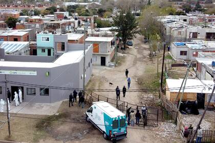 Operativos de testeo y aislamiento por coronavirus en la Villa Azul, en Quilmes