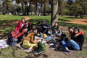 Sin barbijo y con nuevos hábitos, los adolescentes festejan en Palermo