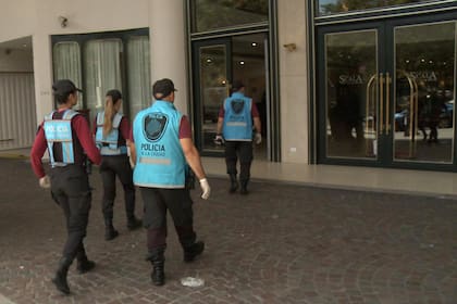 Operativos policiales en hoteles para verificar el cumplimiento del aislamiento