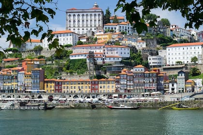 Oporto es una ciudad costera en el noroeste de Portugal, con imponentes puentes y un distrito medieval con calles angostas adoquinadas bordeadas de casas de mercaderes y cafés.