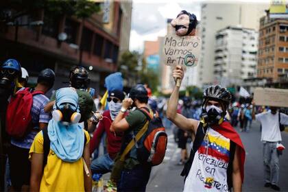 Opositores a Maduro protestan en las calles de Caracas; la crisis de Venezuela parece sin salida cercana