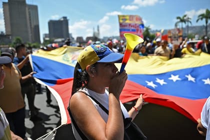 Opositores al gobierno de la presidenta interina Delcy Rodríguez se manifiestan en Caracas el 8 de abril de 2026