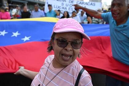 Opositores al gobierno venezolano participan en una marcha para conmemorar el Primero de Mayo (Día del Trabajo) en Caracas, el 1 de mayo de 2023.