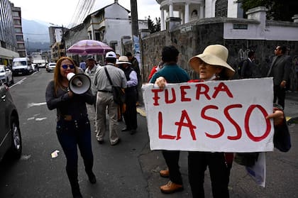 Opositores al presidente de Ecuador, Guillermo Lasso, se manifiestan en los alrededores del edificio de la Asamblea, en Quito, el 16 de mayo de 2023.