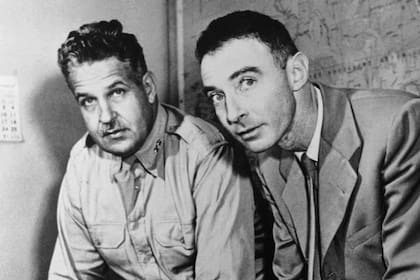 Oppenheimer junto a Leslie Groves, alto mando a cargo del Proyecto Manhattan para el desarrollo de la bomba atómica, interpretados por Cillian Murphy y Matt Damon en la película