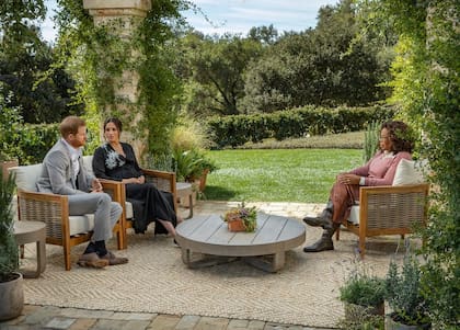 Oprah Wifrey con Meghan Markle y el Príncipe Harry, en la entrevista en la que la pareja habló sobre la existencia de la "preocupación" en Windsor sobre el color de la piel de sus hijos