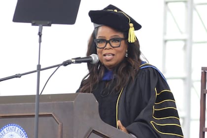 Oprah Winfrey, cuando encabezó la ceremonia de graduación de primavera 2023, de la Universidad Estatal de Tennessee