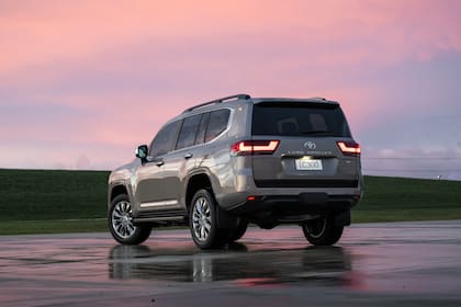 Ópticas traseras más grandes y full LED como todo el equipamiento lumínico del nuevo Land Cruiser 300