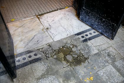 optó por mantener la estética de siempre con los pisos originales, persianas de hierro y altos estantes.