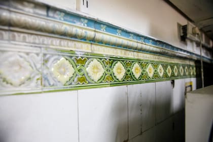 optó por mantener la estética de siempre con los pisos originales, persianas de hierro y altos estantes. “Hace poquito le dimos una mano de pintura, pero sin perder su esencia.