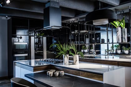 Opuestos que atraen: el Crystal Mirror y el Crystal Blanco forman una dupla perfecta para una cocina distinguida y a la vez funcional para la familia en el espacio creado por Gallego, Martos y Stivaletta.