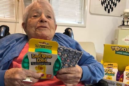 Ora Coster con el pop-it.