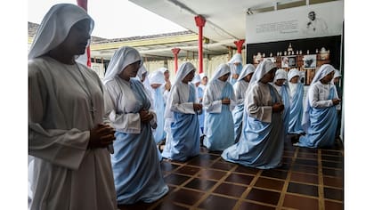 Oración matutina en el convento en las afueras de Cali
