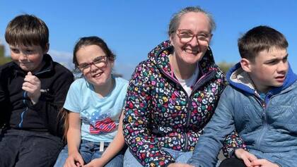 Oran (a la derecha) sentado junto a su madre y sus hermanos.