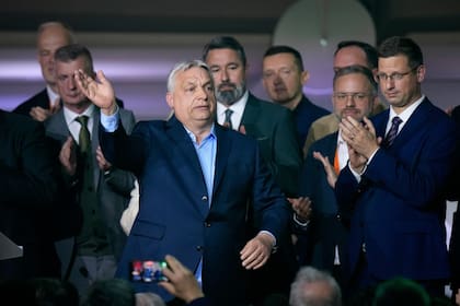 Orban saluda a sus seguidores tras pronunciar un discurso después de las elecciones parlamentarias en Budapest, Hungría, el 12 de abril de 2026