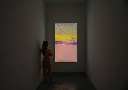 Orbital es una obra generativa que explora la sobresaturación visual provocada por la presencia masiva de satélites en órbita alrededor de la Tierra