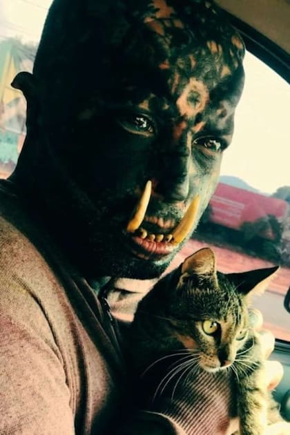 Orc señala que recibe comentarios positivos por su apariencia y que para él sus tatuajes y modificaciones son una forma de expresión