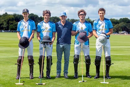 Ordenados en formación, del back al primer delantero: Beltrán Laulhé, Hilario Ulloa, Carlos María Ulloa y Rufino Laulhé, junto al entrenador Marcos Di Paola; su superioridad sobre los locales fue enorme desde el principio en el club real Guards.