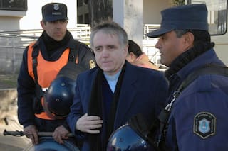 Extraen muestras de ADN al padre Julio Grassi para el registro de violadores