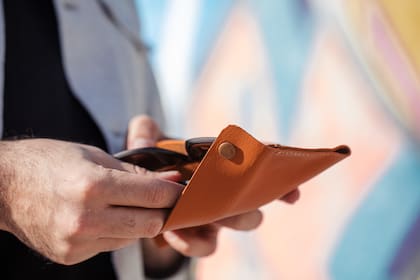 Ordenar la billetera, la cartera o los bolsos que se usan a diario es una forma eficaz de manifestar dinero