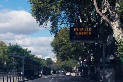 Órdenes en los letreros y calles desiertas en la ciudad de Buenos Aires en el otoño de 2020