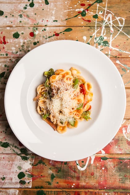 Orecchiette con manteca, brócoli y salsa de tomate.