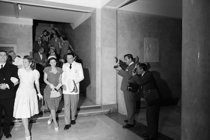 Oreiro y Grandinetti, como Evita y Perón, se escapan del Luna Park, en su primera cita