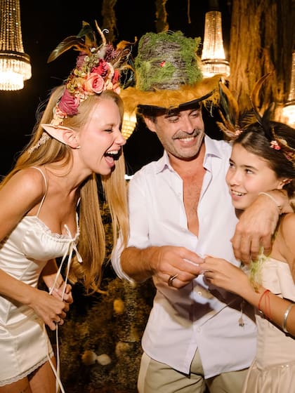 Orejas de elfo, vinchas y sombreros con plumas y arreglos florales fueron el toque perfecto para la ocasión
Fotos: @mauriciogaray_