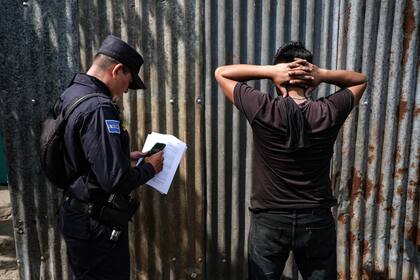Organismos de derechos humanos reportan detenciones arbitrarias en el marco del régimen de excepción en El Salvador
