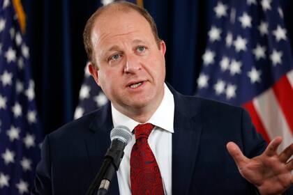 Organizaciones como Colorado WINS y Towards Justice se unieron a la demanda contra Jared Polis