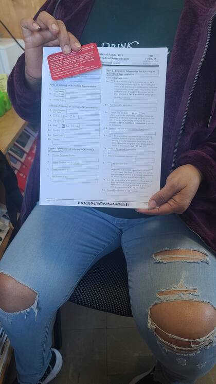 Organizaciones entregan tarjetas rojas, que explican los derechos constitucionales, y la entrega de formularios G-28, en Carolina del Norte