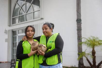 Organizaciones sin fines de lucro dan alimentos a personas ante retrasos en programas federales (FB FeedingAmerica)