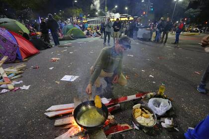 Organizaciones sociales acampan en la 9 de julio, frente a la sede de Desarrollo Social