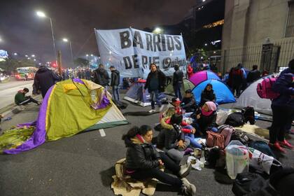 Organizaciones sociales acampan en la 9 de julio, frente a la sede de Desarrollo Social