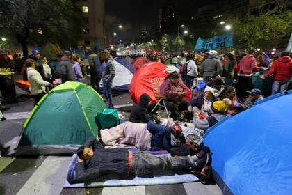 Organizaciones sociales acampan en la 9 de julio, frente a la sede de Desarrollo Social