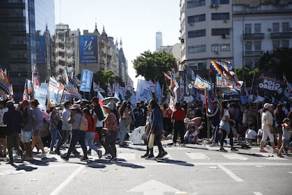 Organizaciones sociales corta la 9 de Julio frente a Ministerio de Desarrollo Social