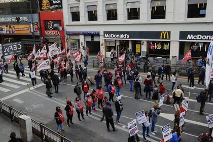 Las organizaciones sociales de izquierda marcharon este martes, en el microcentro porteño, para reclamar por una suba en los salarios, en el marco de la reunión del Consejo de Salario Mínimo Vital y Móvil