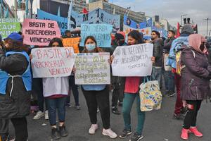 Organizaciones de izquierda marchan sobre la 9 de Julio en reclamo de asistencia alimentaria