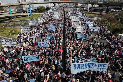 Organizaciones sociales durante una marcha al Ministerio de Desarrollo Social