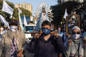 Organizaciones sociales marchan de la iglesia de san cayetano en liniers a plaza de mayo
